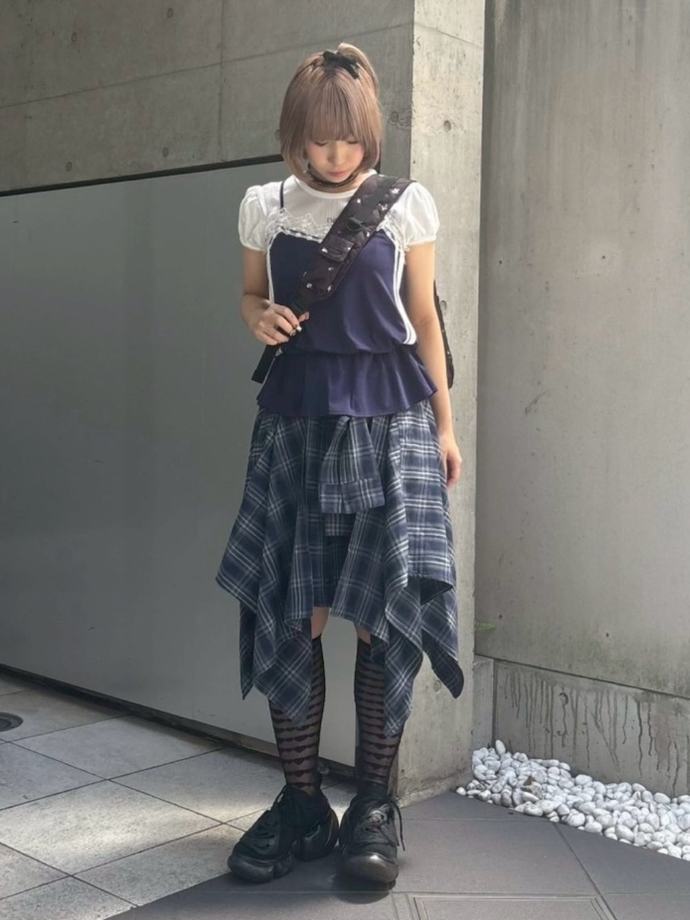 ブラック系のショルダーバッグ、ブルー系のスカート、ブルー系のキャミソールを着用したレディースの夏コーディネートの3枚目の写真