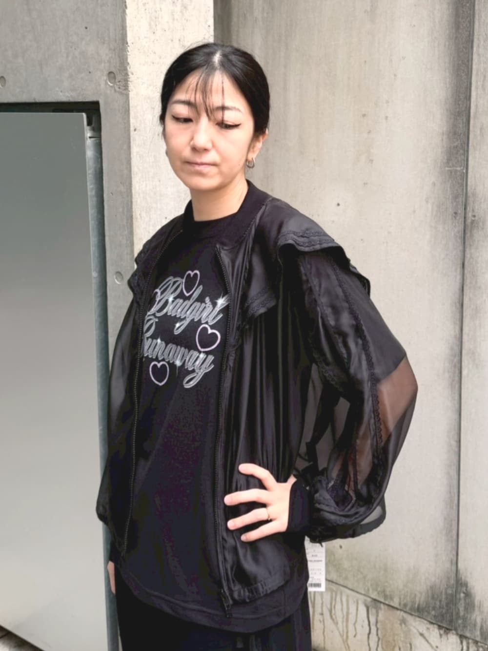 ブラック系のスウェットパンツ、ブラック系のブルゾン、ブラック系のTシャツ/カットソーを着用したレディースの春コーディネートの5枚目の写真