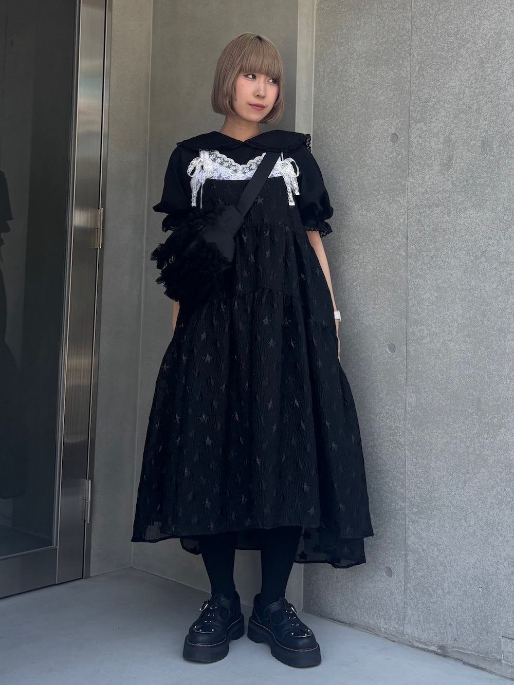 「Candy Stripper、トップス、セーラーカラー、キャミソール、リボン、ワンピース、オーガンジー、Aライン、ウエストバッグ、チュール、ブラック、レイヤードスタイル、大人カジュアル」｜「Candy StripperのSAILOR COLLAR トップス（Tシャツ/カットソー、ブラック系）」を使った、CandyStripperさん（レディース・160cm）の夏コーディネートの2枚目の写真