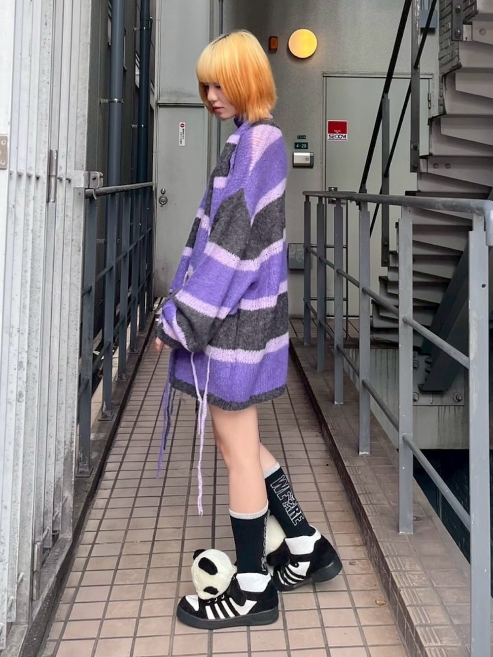 グレー系のニット/セーターを着用したレディースの秋コーディネートの3枚目の写真