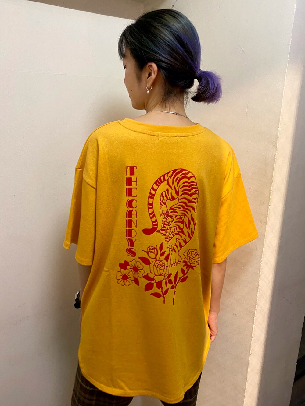 イエロー系のTシャツ/カットソー、ブラウン系のその他パンツを着用したレディースの夏コーディネートの5枚目の写真