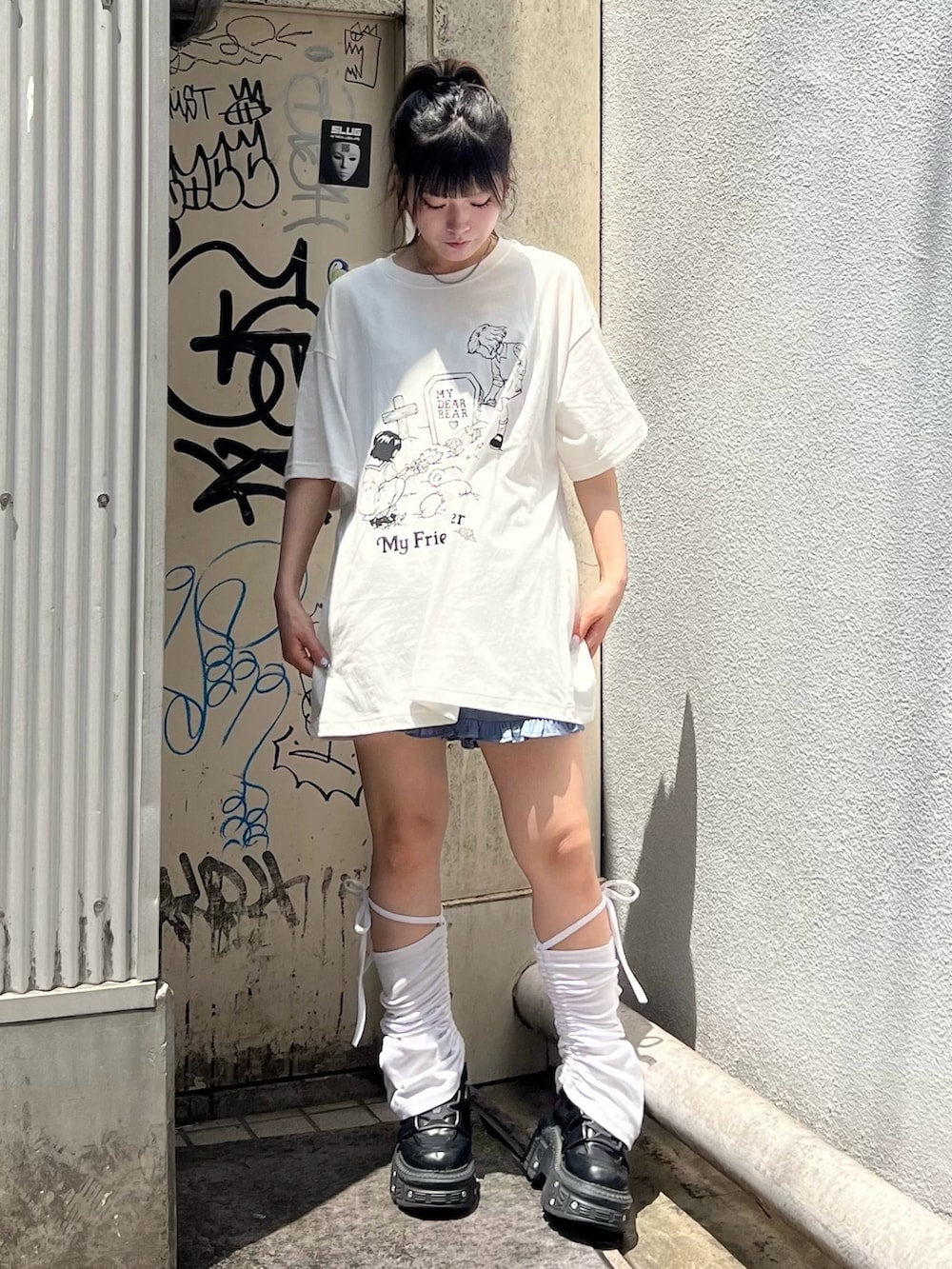ブルー系のその他パンツ、ホワイト系のTシャツ/カットソーを着用したレディースの夏コーディネートの2枚目の写真