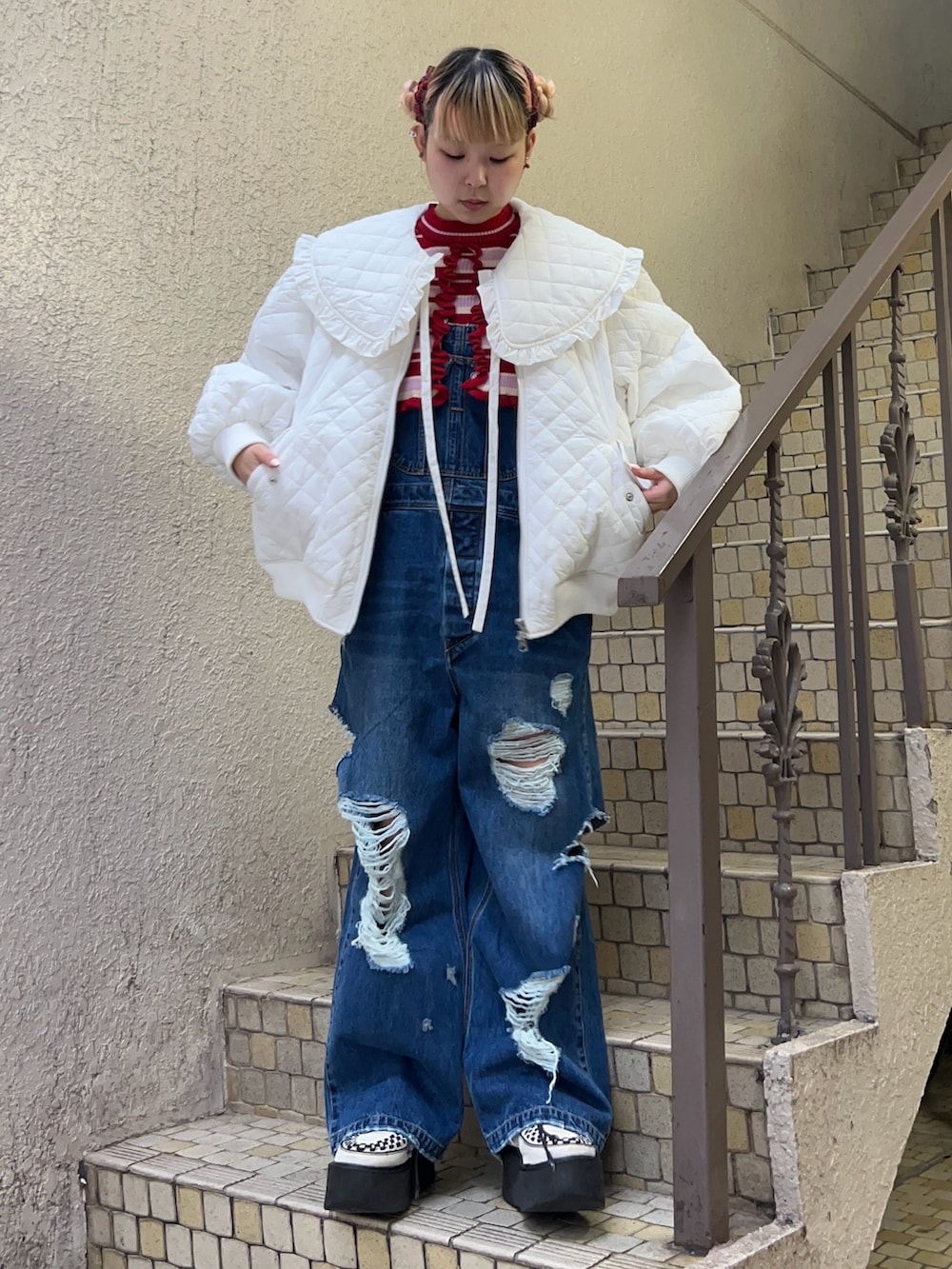 レッド系のニット/セーター、ブルー系のサロペット/オーバーオール、ホワイト系のその他アウターを着用したレディースの秋コーディネートの2枚目の写真