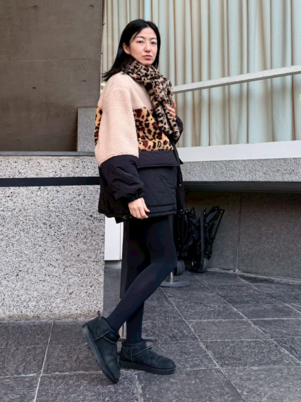 ベージュ系のブルゾン、ベージュ系のマフラーを着用したレディースの冬コーディネートの2枚目の写真