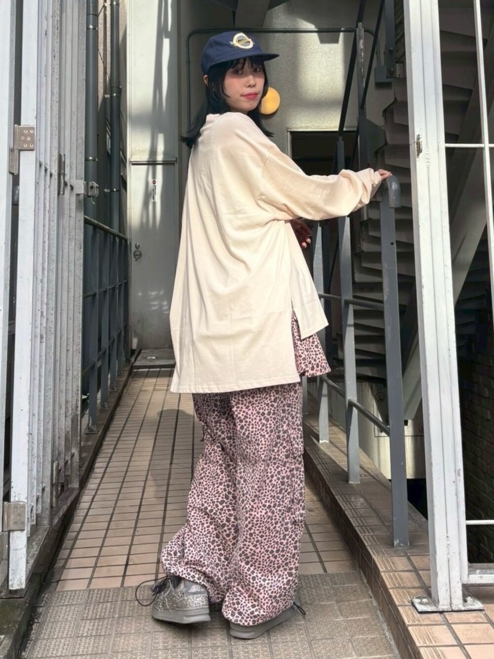 ピンク系のその他パンツ、ベージュ系のTシャツ/カットソーを着用したレディースの秋コーディネートの2枚目の写真