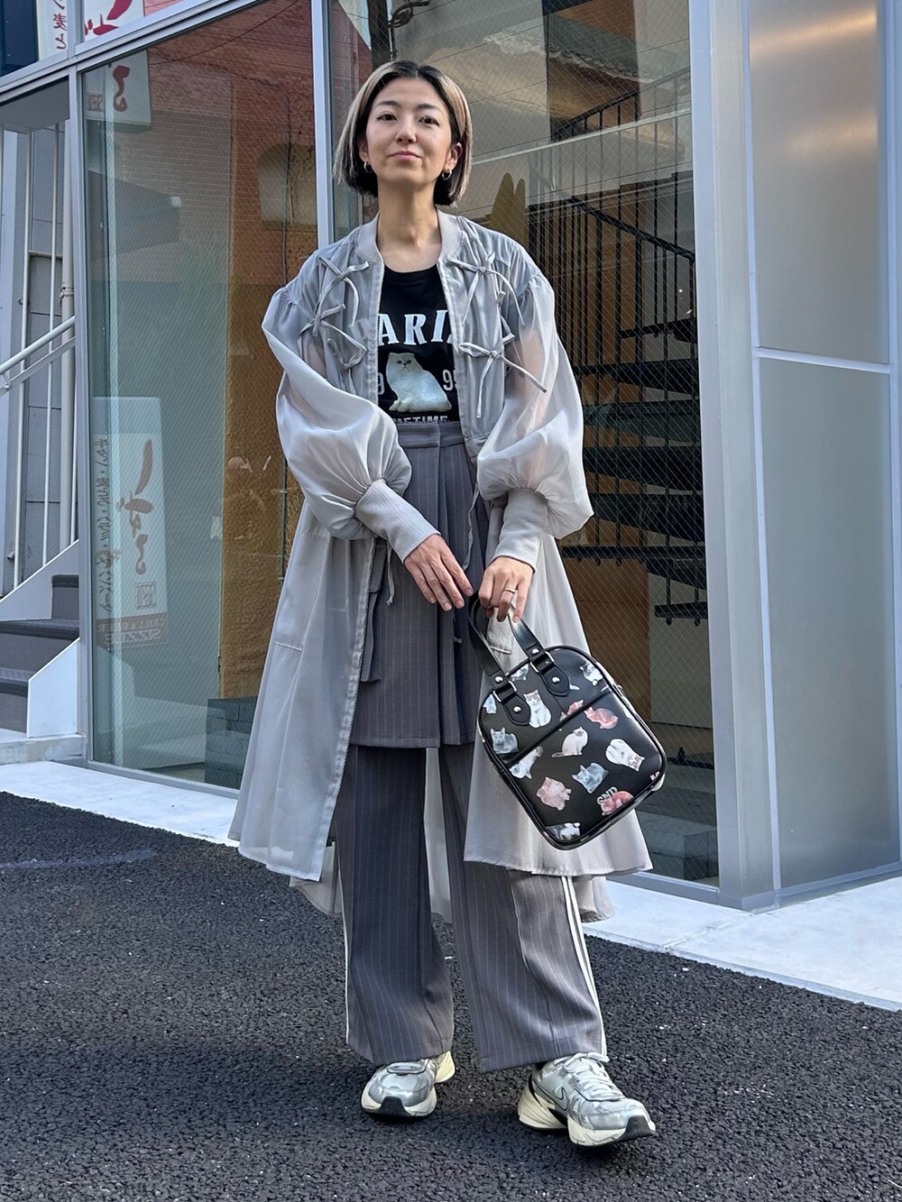 グレー系のドレス、ブラック系のTシャツ/カットソー、グレー系のその他パンツを着用したレディースの秋コーディネートの2枚目の写真