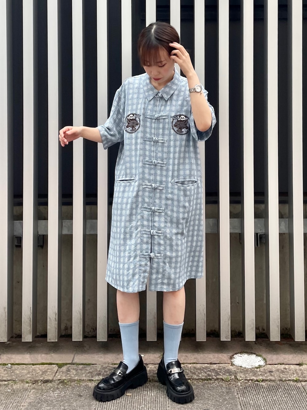 ブルー系のシャツワンピース、ブラック系のローファー、ブルー系のソックス/靴下を着用したレディースの春コーディネートの3枚目の写真