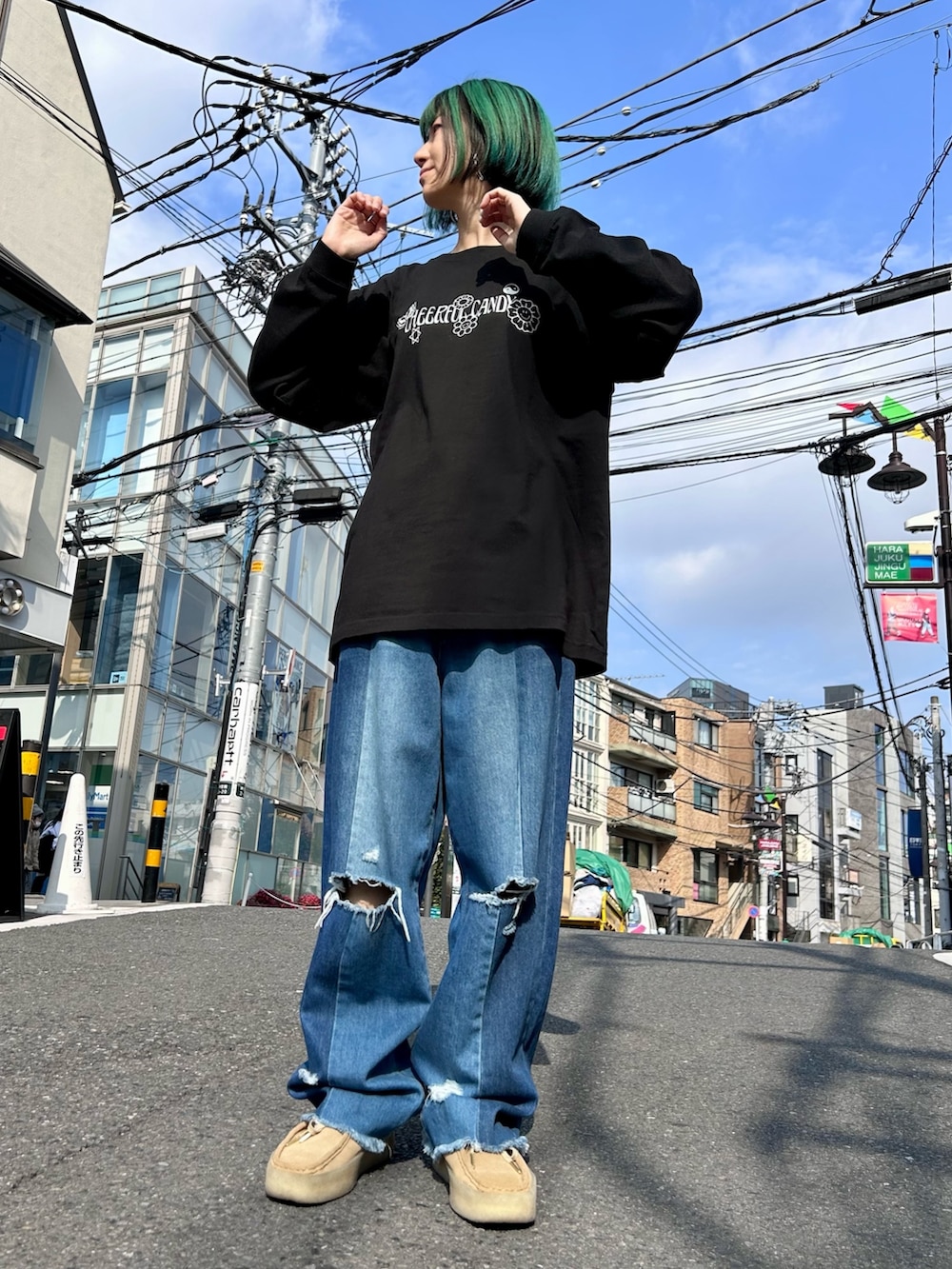ブラック系のノーカラージャケット、ブラック系のTシャツ/カットソー、ブルー系のデニムパンツを着用したレディースの春コーディネートの4枚目の写真