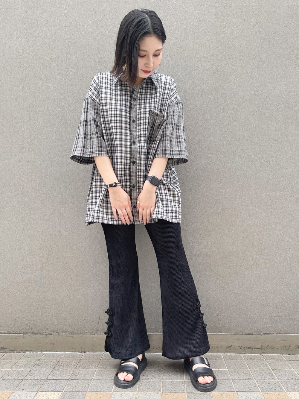 ブラック系のシャツ/ブラウス、ブラック系のその他パンツを着用したレディースの夏コーディネートの2枚目の写真