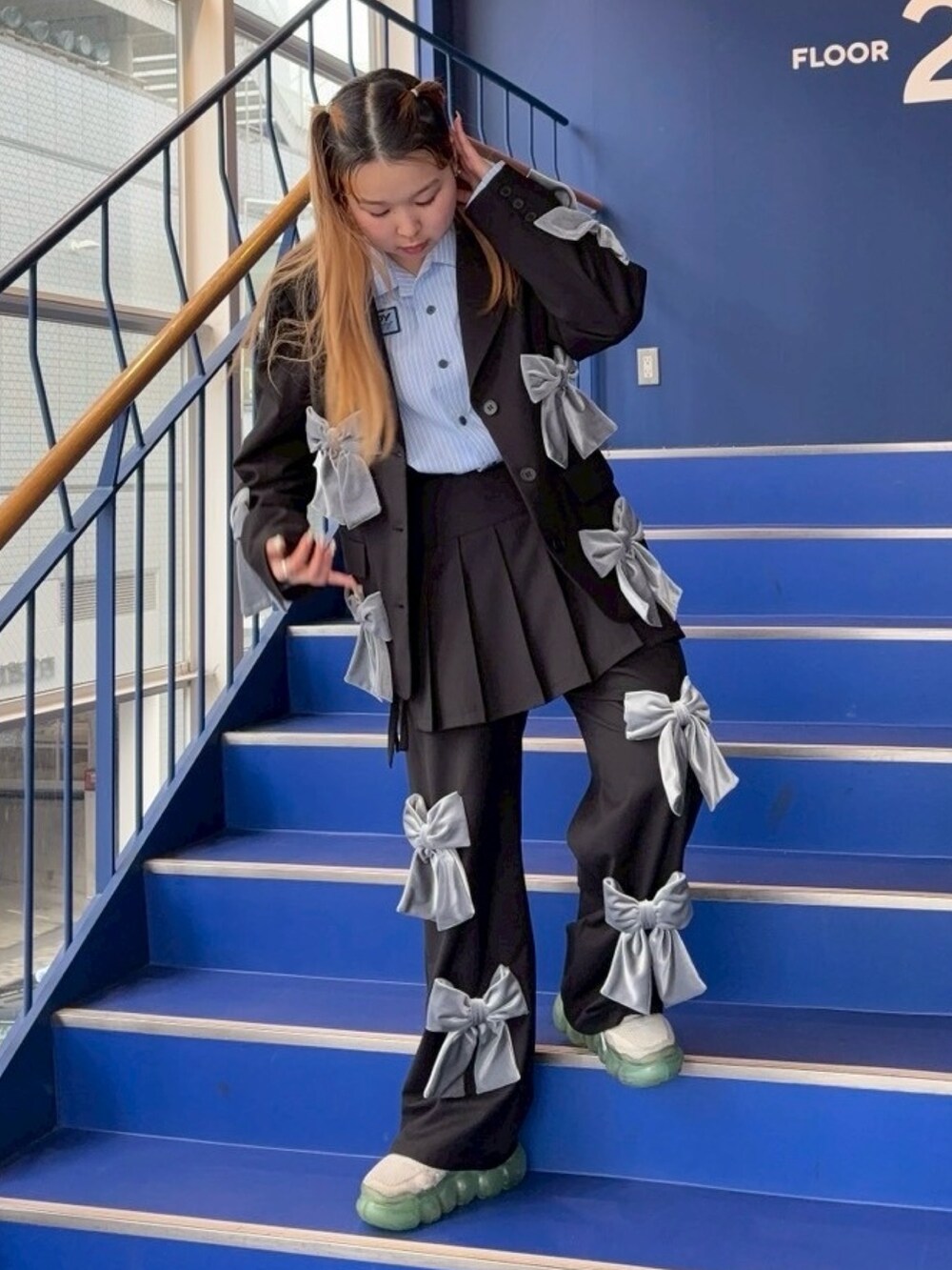 ブラック系のテーラードジャケット、ブルー系のシャツ/ブラウス、ブラック系のその他パンツを着用したレディースの春コーディネートの3枚目の写真