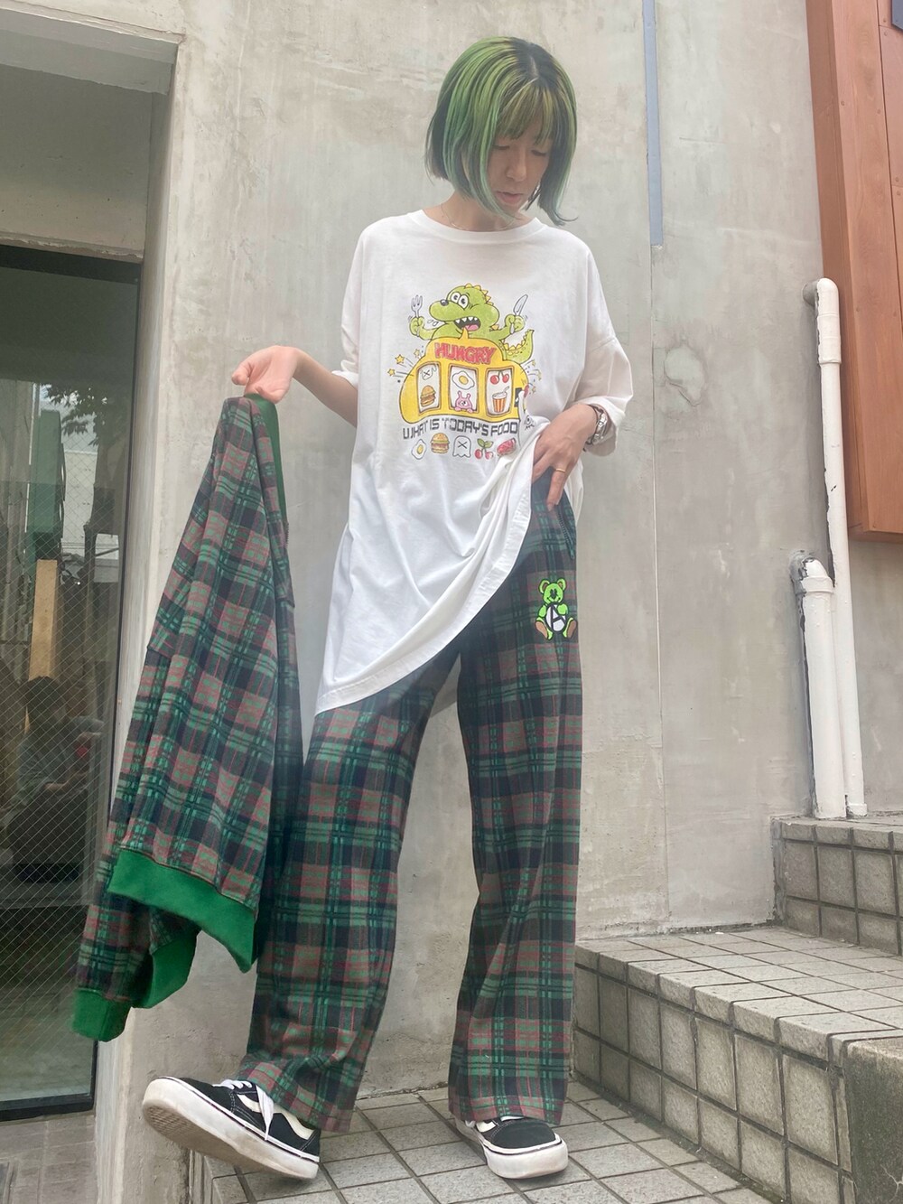 ホワイト系のTシャツ/カットソー、グリーン系のブルゾン、グリーン系のその他パンツを着用したレディースの夏コーディネートの4枚目の写真