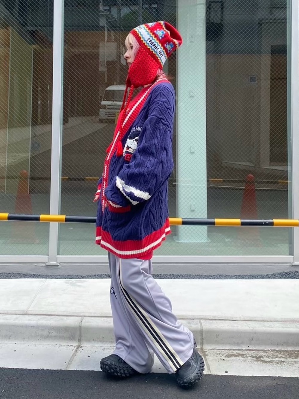 ブルー系のカーディガン/ボレロ、レッド系のTシャツ/カットソー、グレー系のその他パンツを着用したレディースの秋コーディネートの3枚目の写真