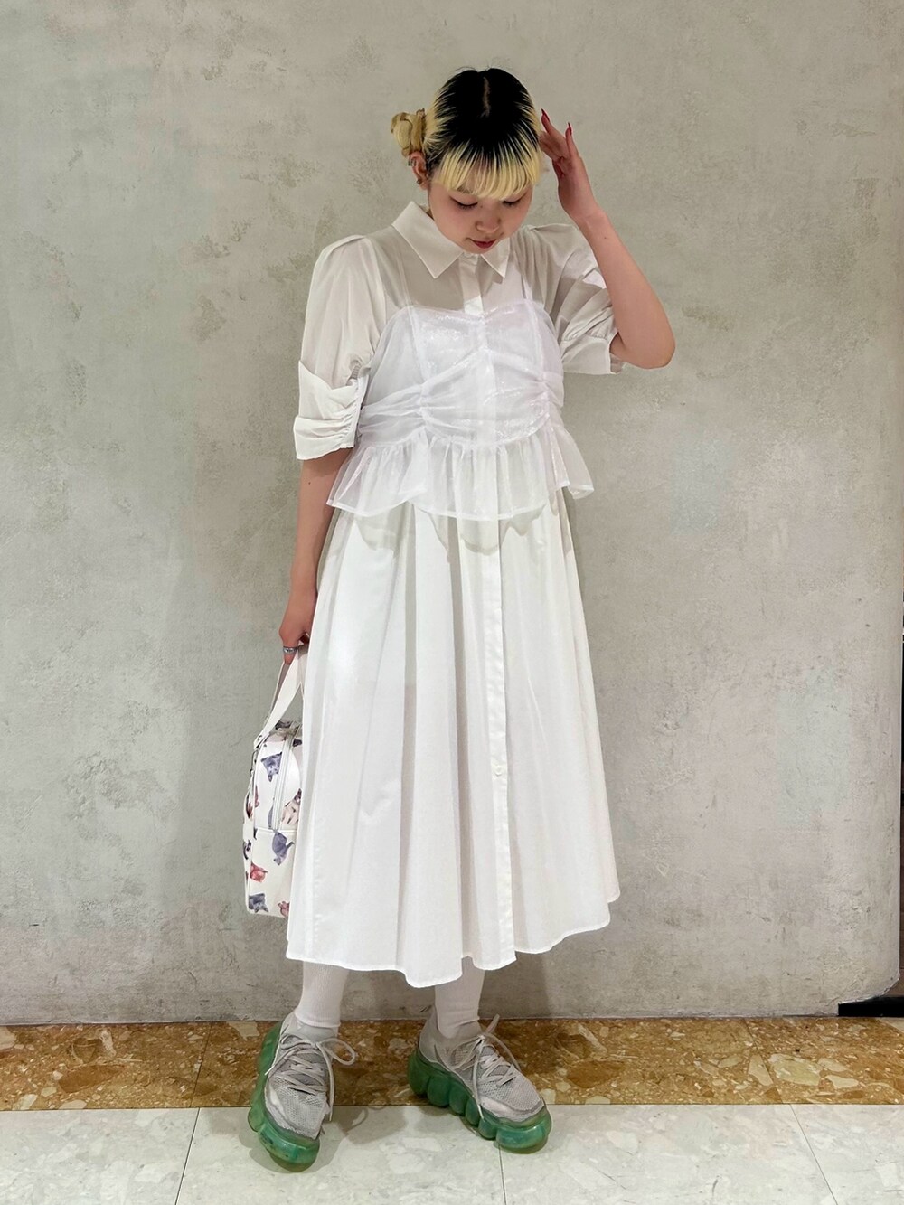 ホワイト系のハンドバッグ、ホワイト系のワンピースを着用したレディースの夏コーディネートの2枚目の写真