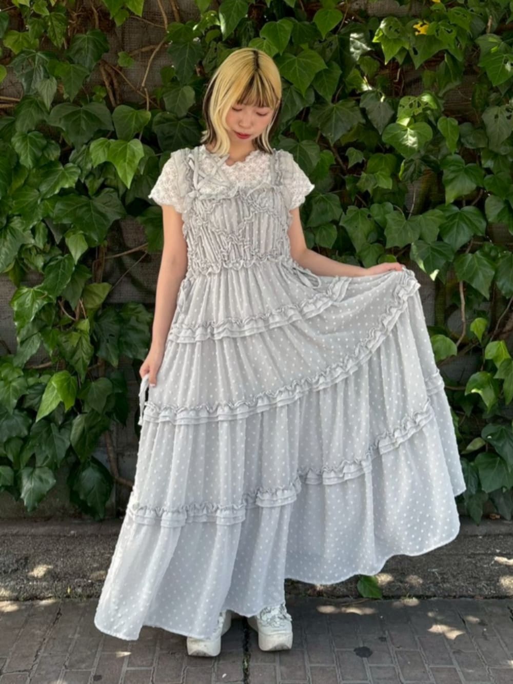 ホワイト系のTシャツ/カットソー、グレー系のワンピースを着用したレディースの夏コーディネートの2枚目の写真