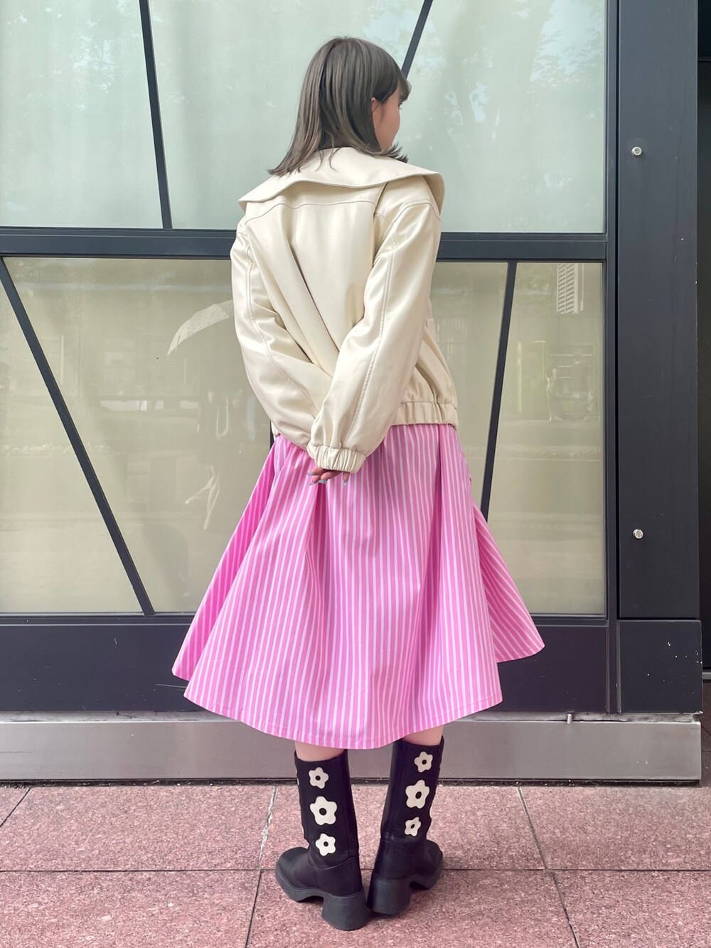 「Candy Stripper、ジャケット、フェイクレザー、ワンピース、パフスリーブ、Aライン、ストライプ、ブーツ、レイヤードスタイル、ガーリー」｜「Candy StripperのFLOWER ブーツ（ブーツ、ブラック系）」を使った、CandyStripperさん（レディース・160cm）の秋コーディネートの3枚目の写真