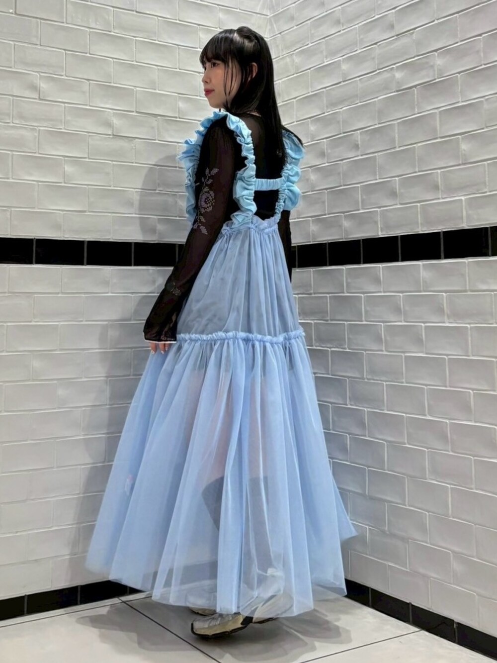 ブラック系のTシャツ/カットソー、ブルー系のスカート、ブラック系のスカートを着用したレディースの夏コーディネートの6枚目の写真