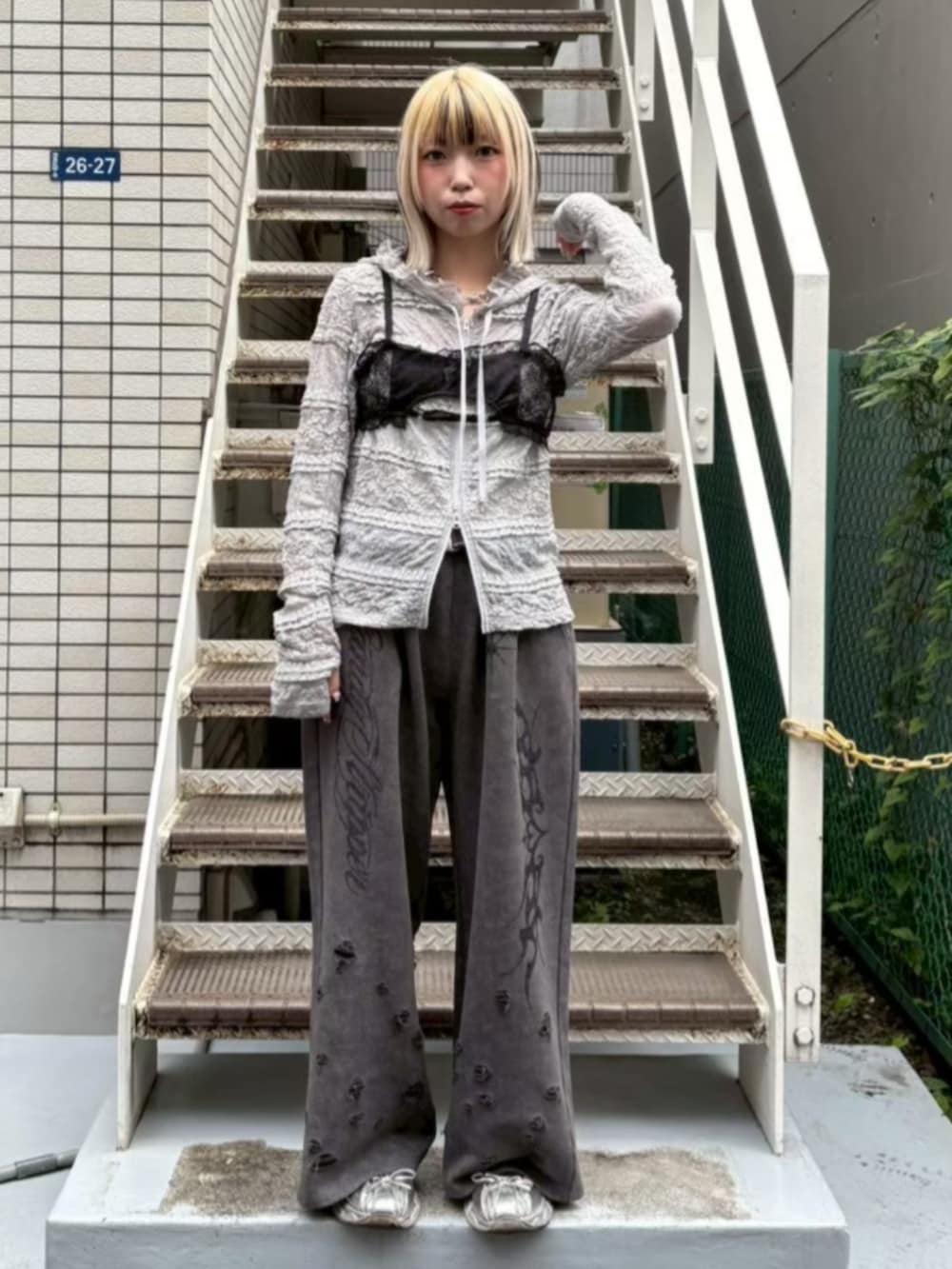 グレー系のパーカー、ブラック系のその他トップス、グレー系のスウェットパンツを着用したレディースの秋コーディネートの2枚目の写真