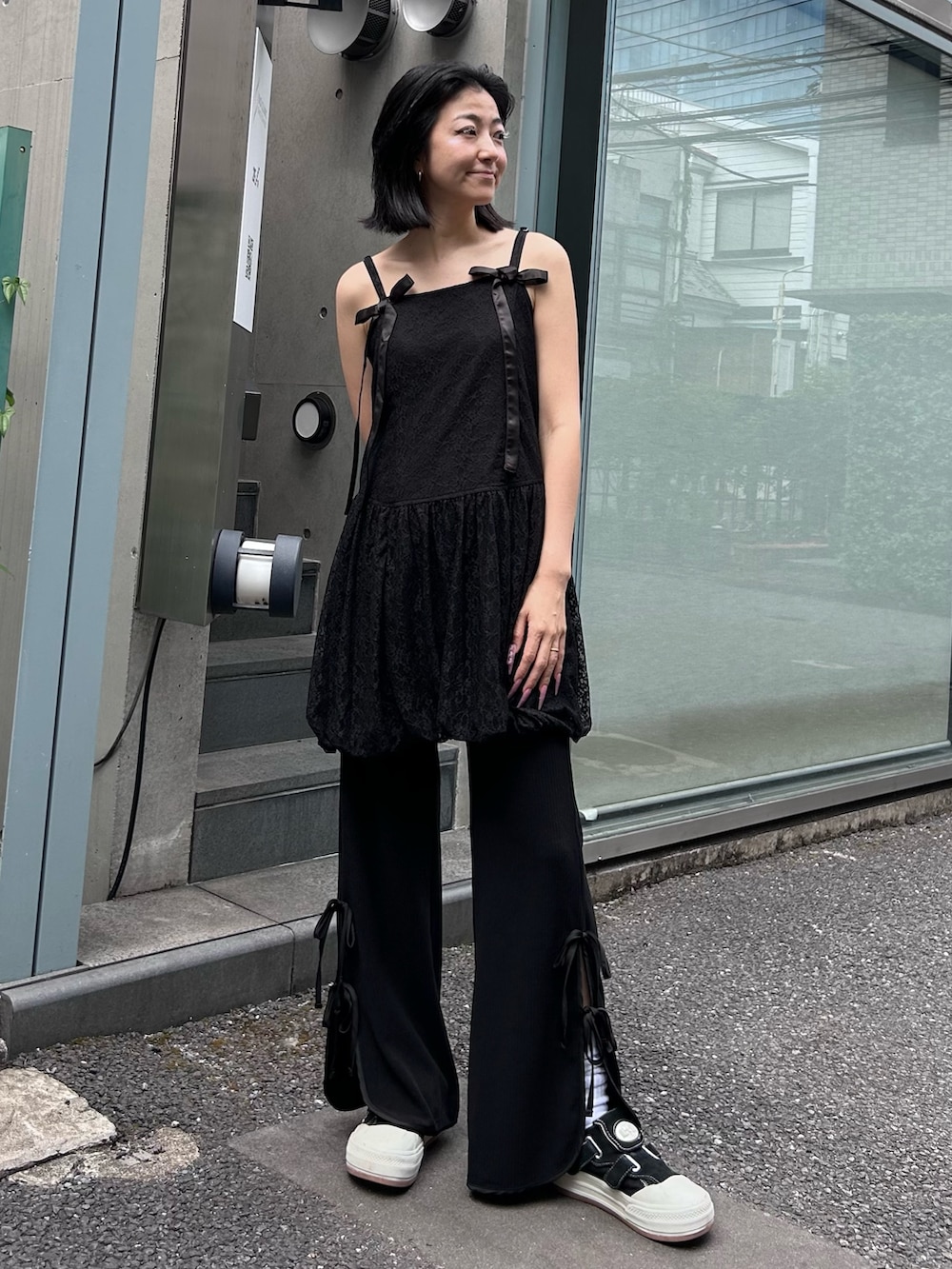 ブラック系のその他パンツ、ブラック系のワンピースを着用したレディースの夏コーディネートの3枚目の写真