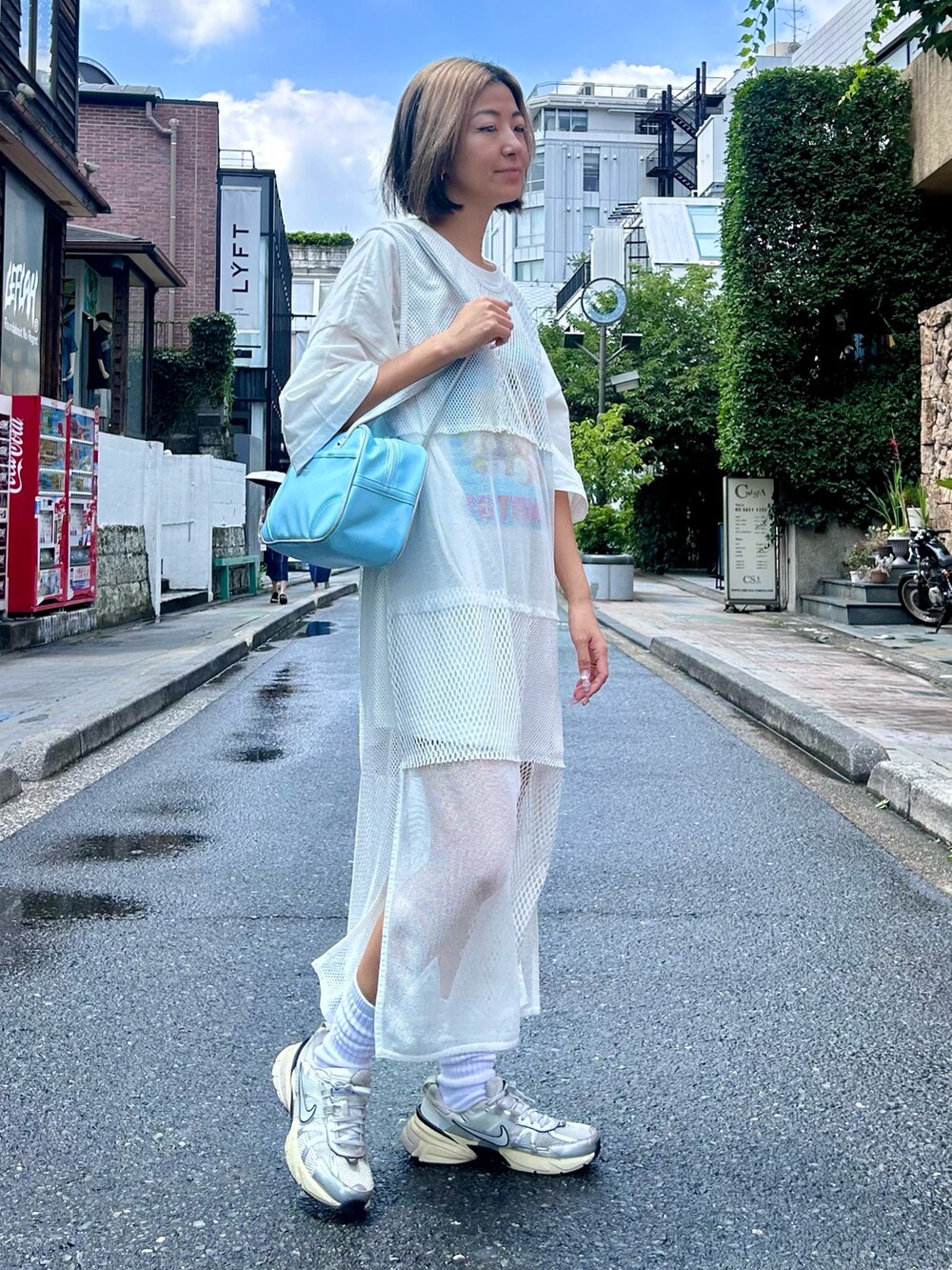 ホワイト系のTシャツ/カットソー、ホワイト系のワンピース、ブルー系のボストンバッグを着用したレディースの夏コーディネートの3枚目の写真