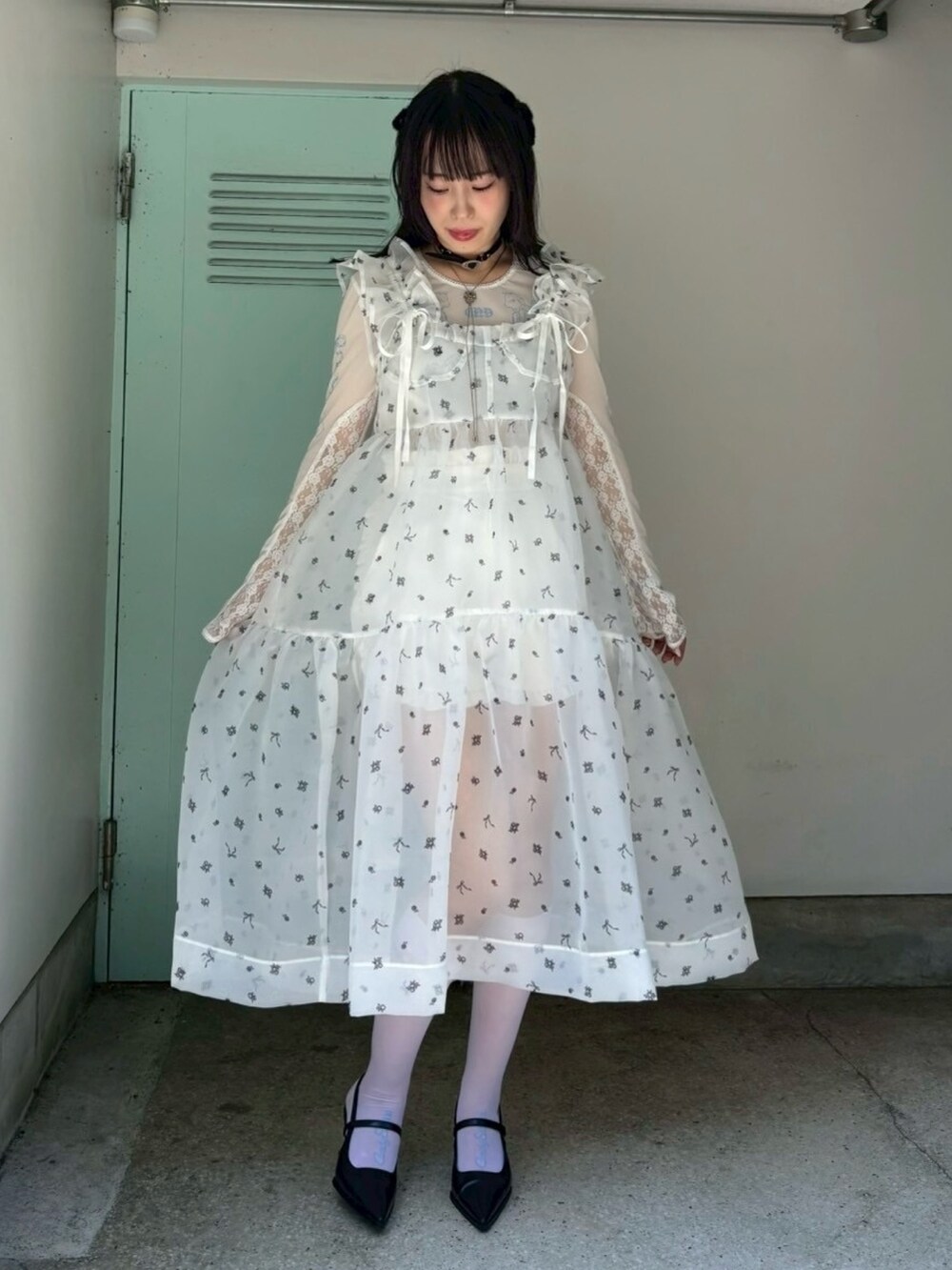 ホワイト系のその他パンツ、ホワイト系のワンピース、ホワイト系のTシャツ/カットソーを着用したレディースの夏コーディネートの2枚目の写真