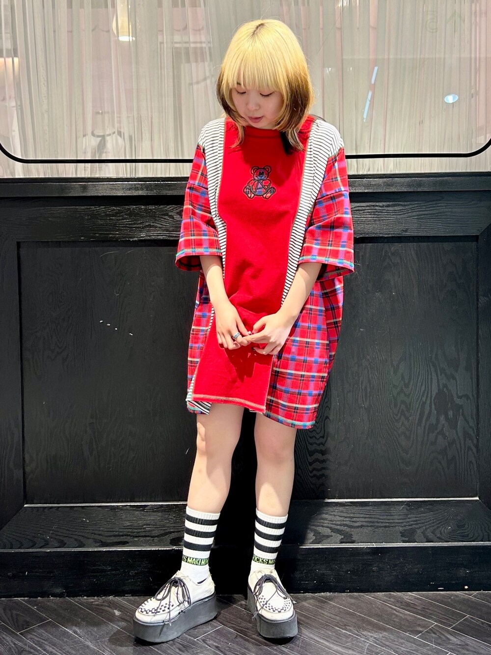 レッド系のTシャツ/カットソーを着用したレディースの夏コーディネートの2枚目の写真