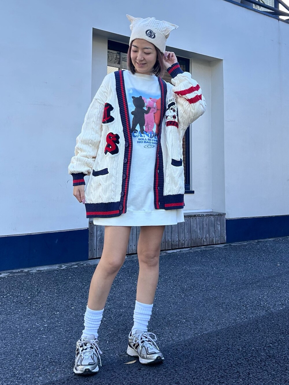 シルバー系のシューズ、ホワイト系のスウェット、ホワイト系のカーディガン/ボレロを着用したレディースの冬コーディネートの2枚目の写真