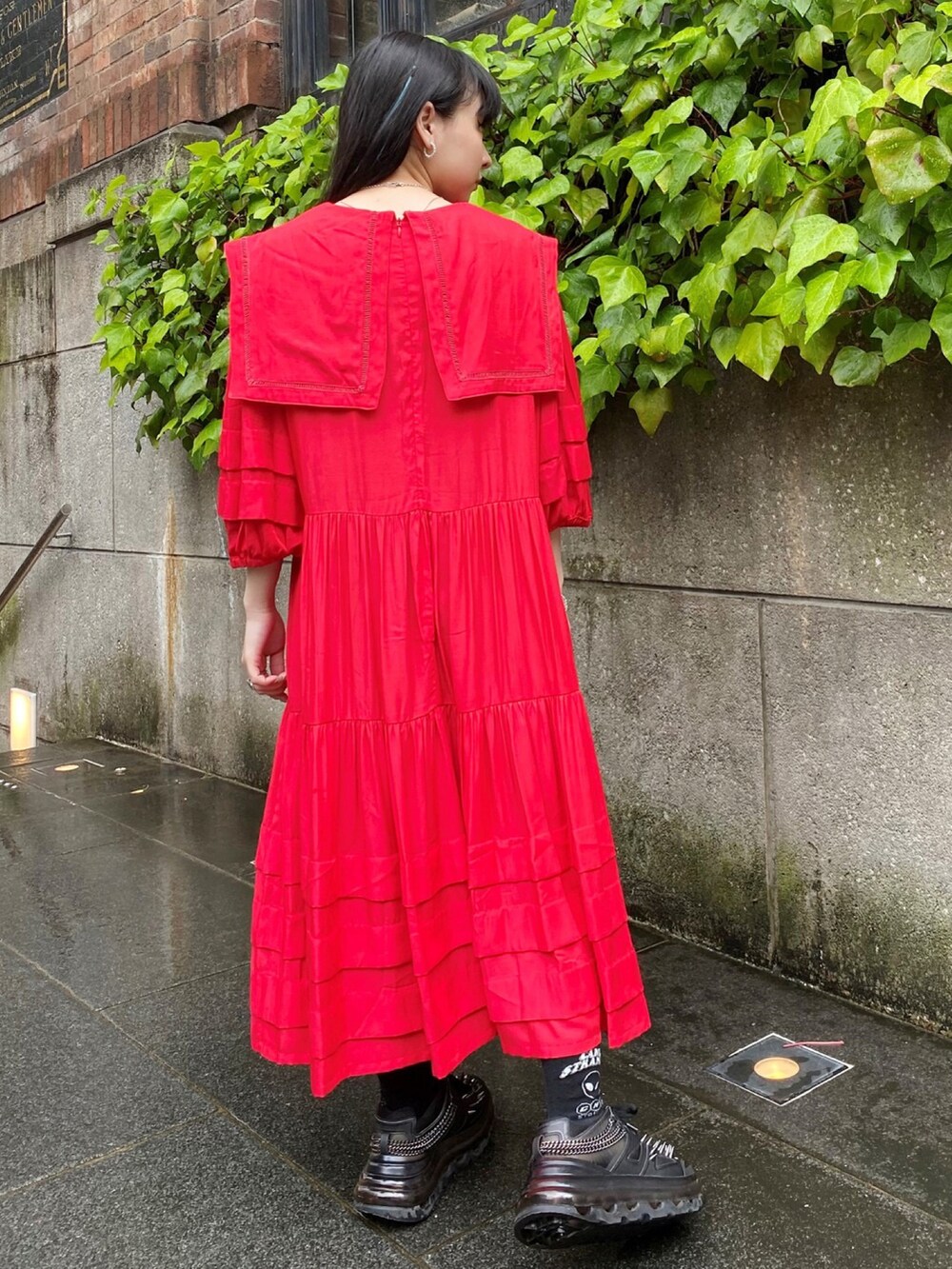 レッド系のワンピースを着用したレディースの春コーディネートの4枚目の写真