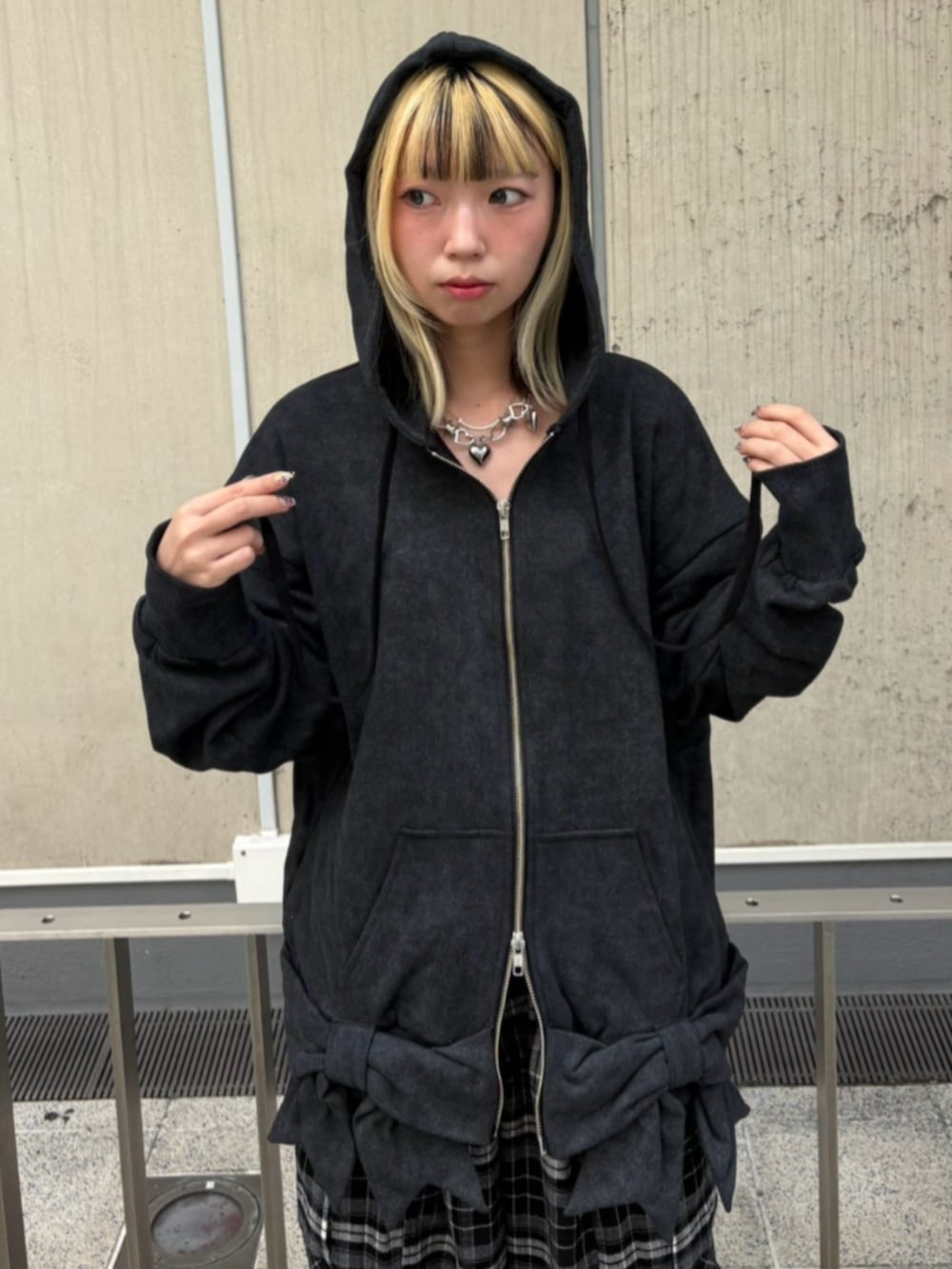 グレー系のパーカー、ブラック系のカーゴパンツを着用したレディースの秋コーディネートの4枚目の写真