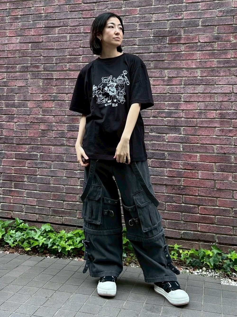 ブラック系のデニムパンツ、ブラック系のTシャツ/カットソーを着用したレディースの春コーディネートの5枚目の写真