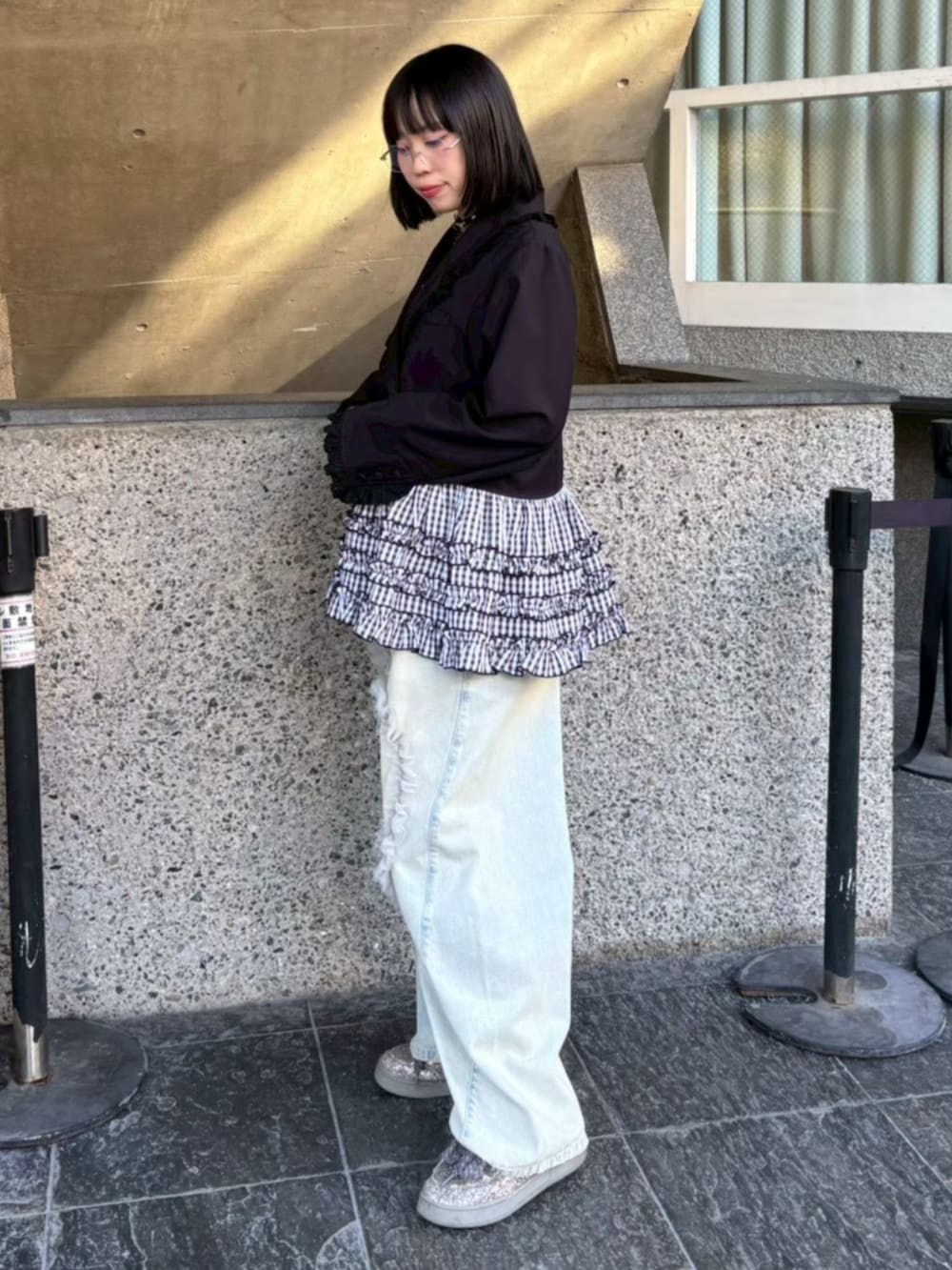 ブルー系のデニムパンツ、その他のテーラードジャケット、ホワイト系のタンクトップを着用したレディースの春コーディネートの2枚目の写真