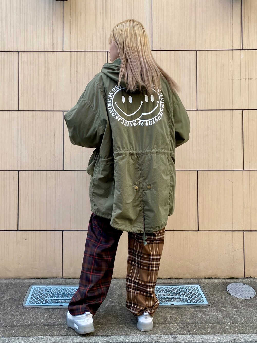 ブラウン系のその他パンツ、グリーン系のモッズコートを着用したレディースの冬コーディネートの3枚目の写真