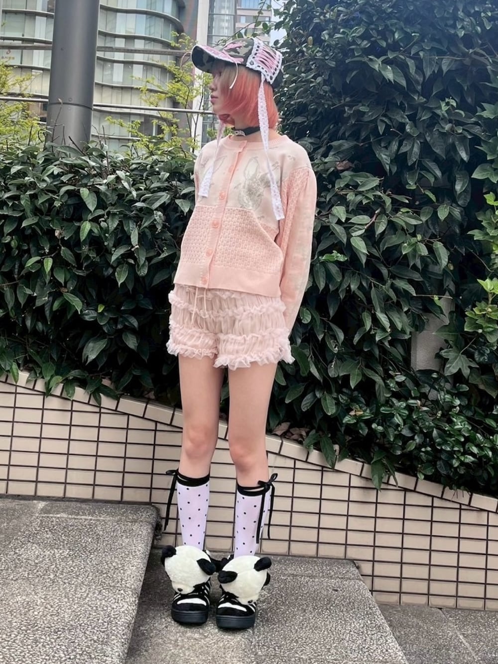 ピンク系のその他パンツ、ピンク系のカーディガン/ボレロ、ホワイト系のソックス/靴下を着用したレディースの秋コーディネートの4枚目の写真