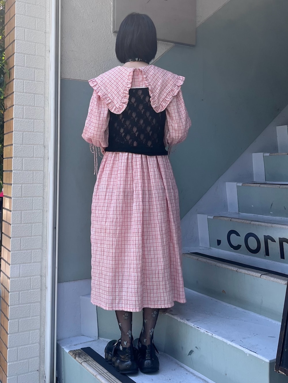 ブラック系のキャミソール、ピンク系のワンピースを着用したレディースの夏コーディネートの2枚目の写真