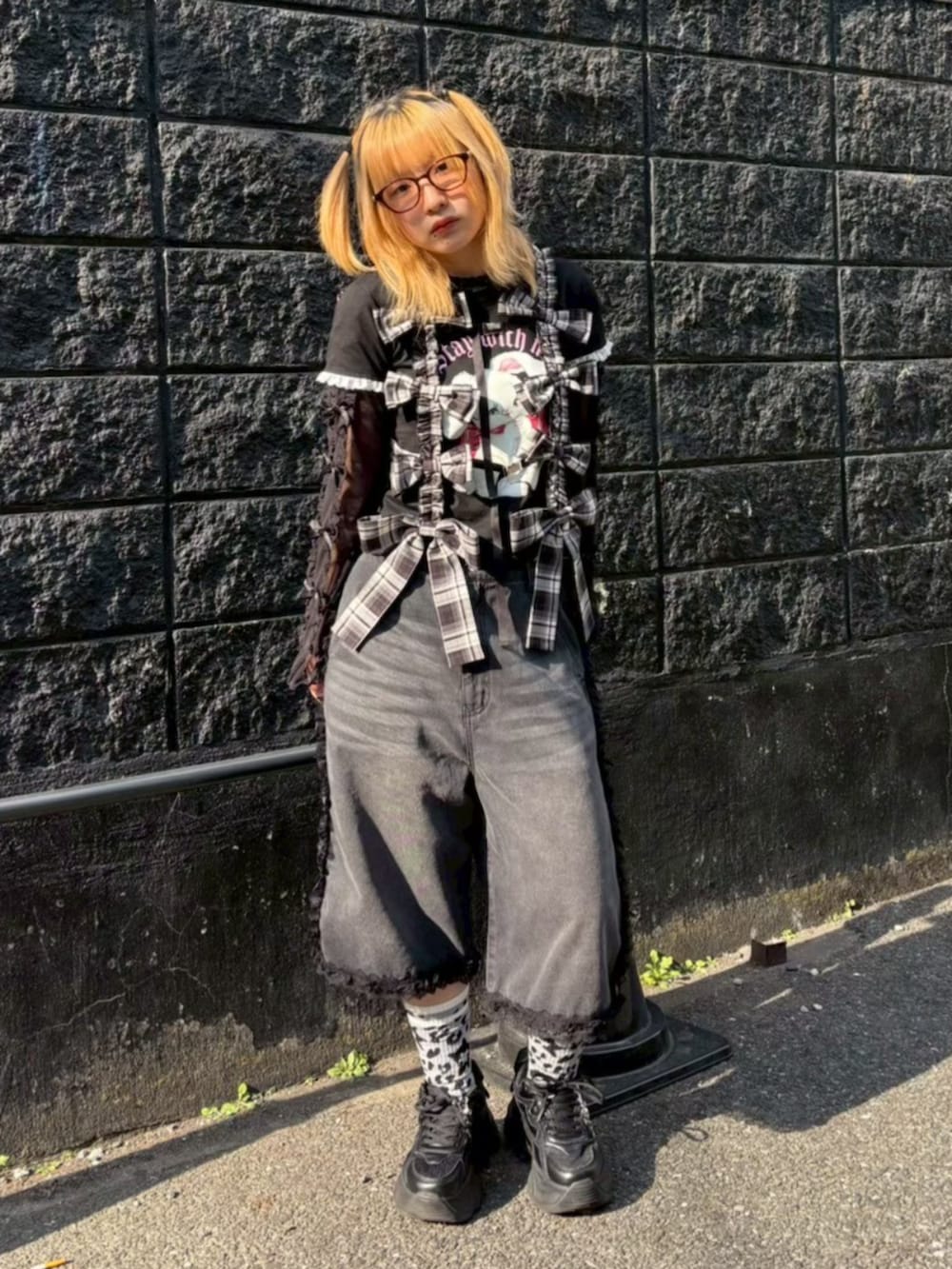 ブラック系のその他トップス、ブラック系のTシャツ/カットソー、ブラック系のその他トップスを着用したレディースの春コーディネートの3枚目の写真