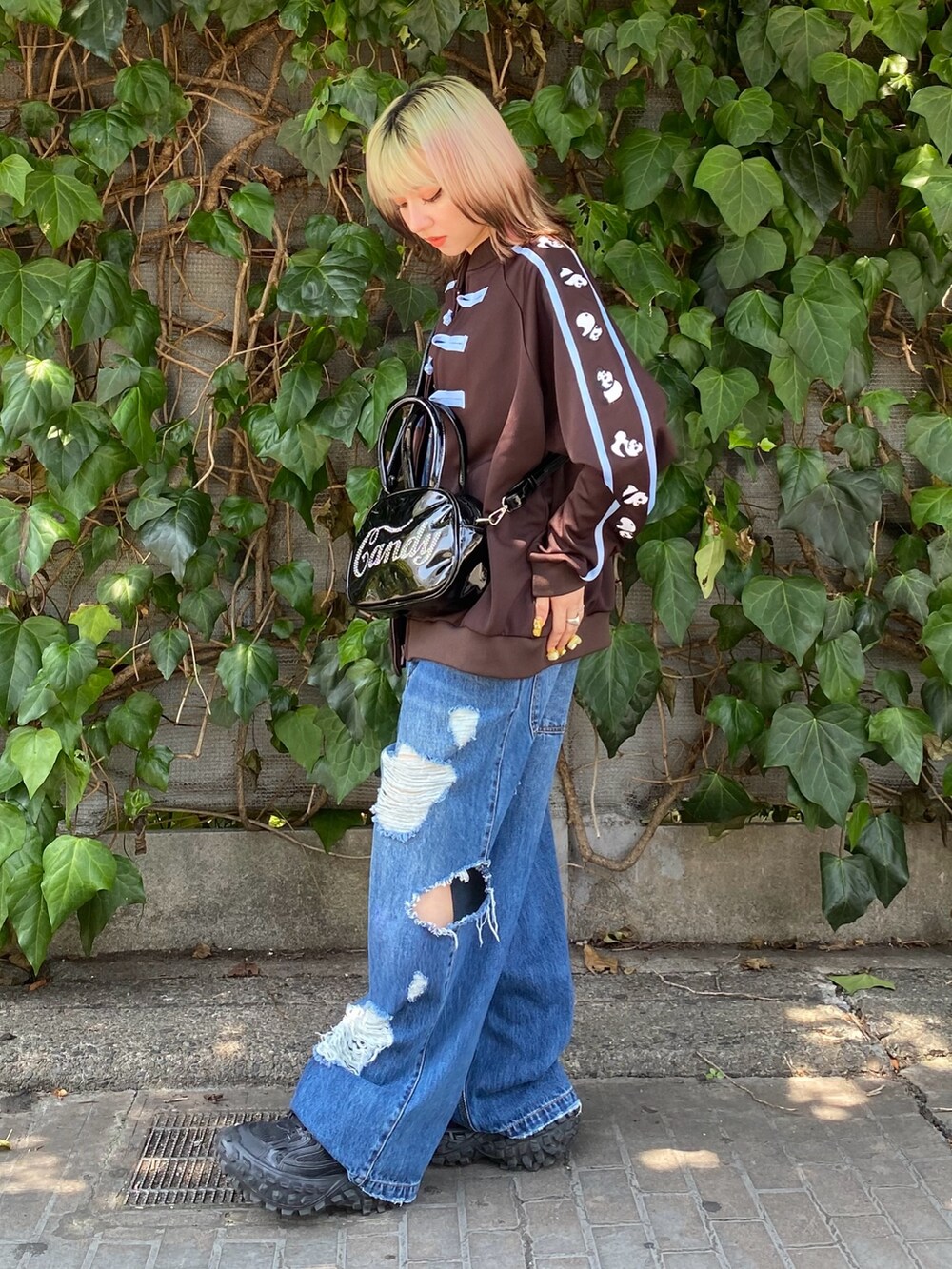 ブラック系のボストンバッグ、ブルー系のサロペット/オーバーオール、ホワイト系のTシャツ/カットソーを着用したレディースの夏コーディネートの2枚目の写真