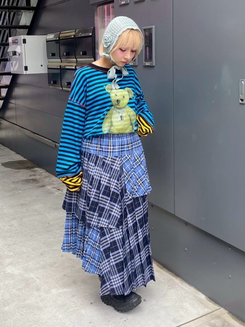 ブルー系のスカート、ブルー系のTシャツ/カットソー、ブルー系のその他ヘアアクセサリーを着用したレディースの秋コーディネートの2枚目の写真