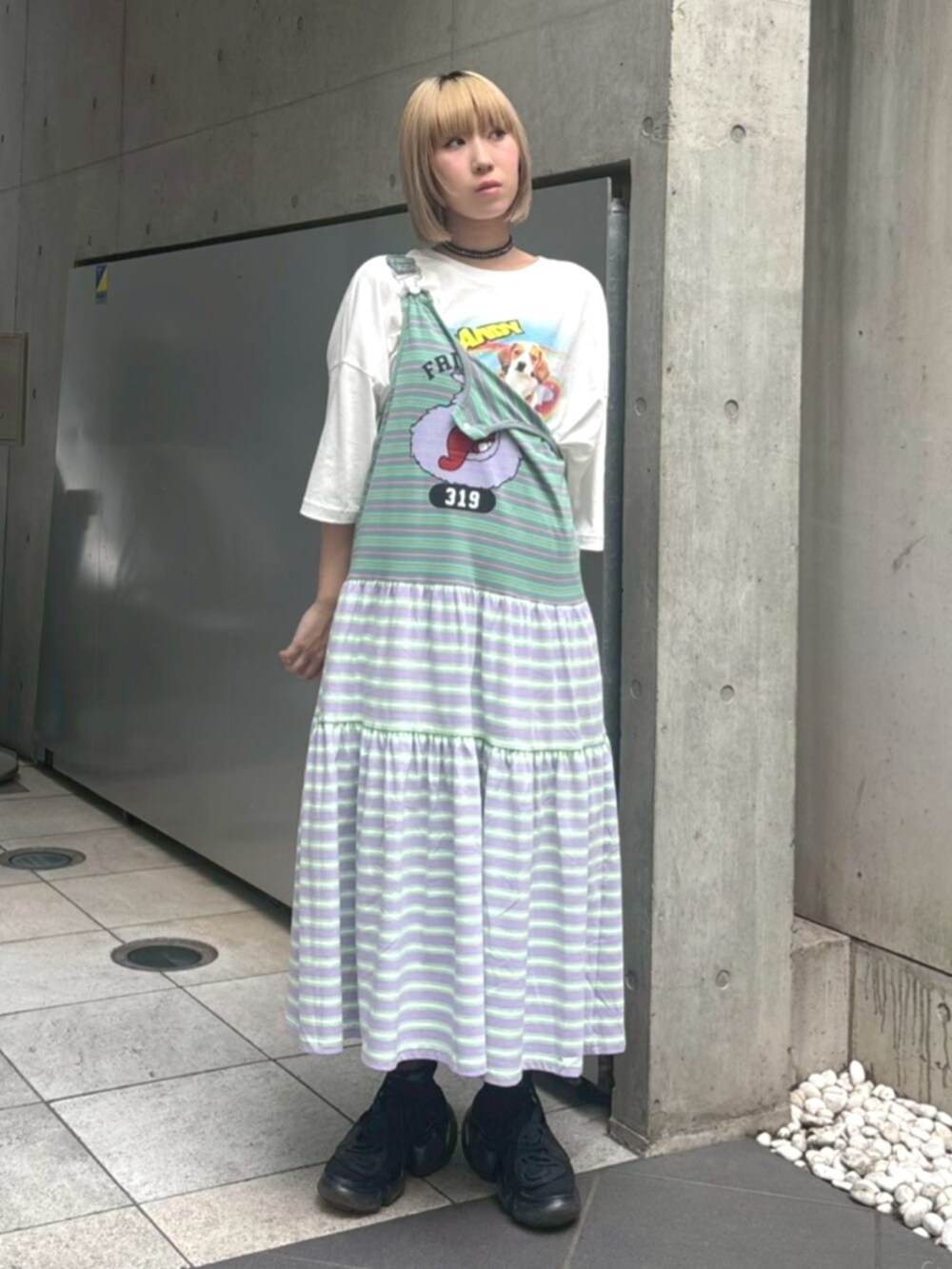 ホワイト系のTシャツ/カットソー、パープル系のワンピース、ブラック系のバックパック/リュックを着用したレディースの夏コーディネートの4枚目の写真