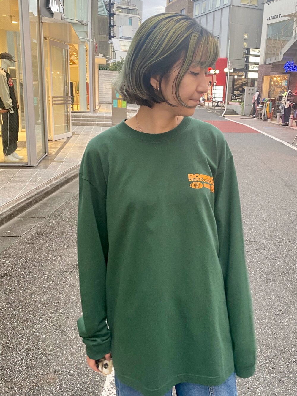 ブルー系のカーゴパンツ、グリーン系のTシャツ/カットソーを着用したレディースの秋コーディネートの3枚目の写真