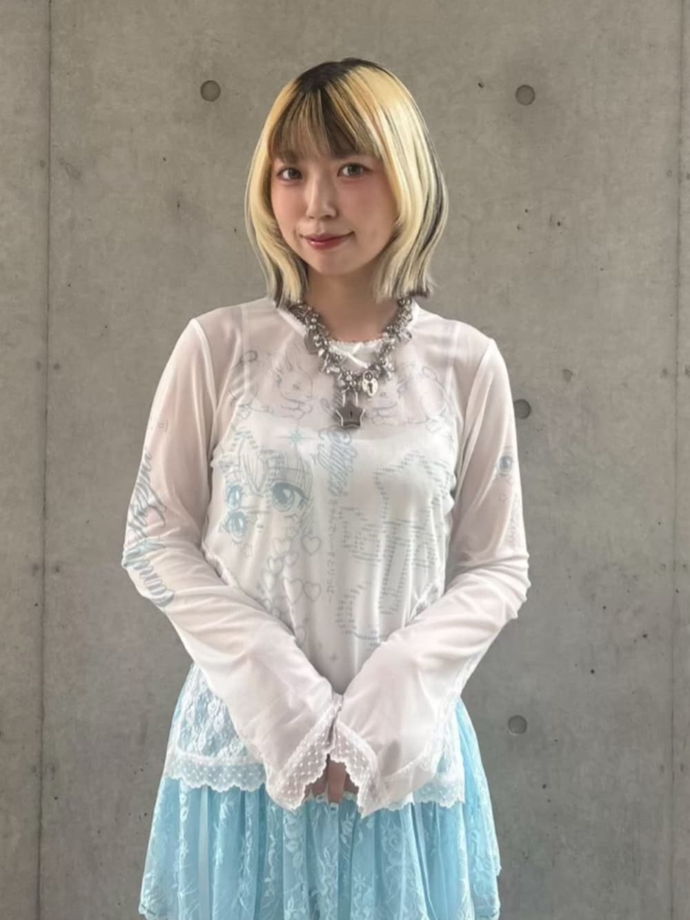 グレー系のその他パンツ、ホワイト系のTシャツ/カットソーを着用したレディースの夏コーディネートの3枚目の写真