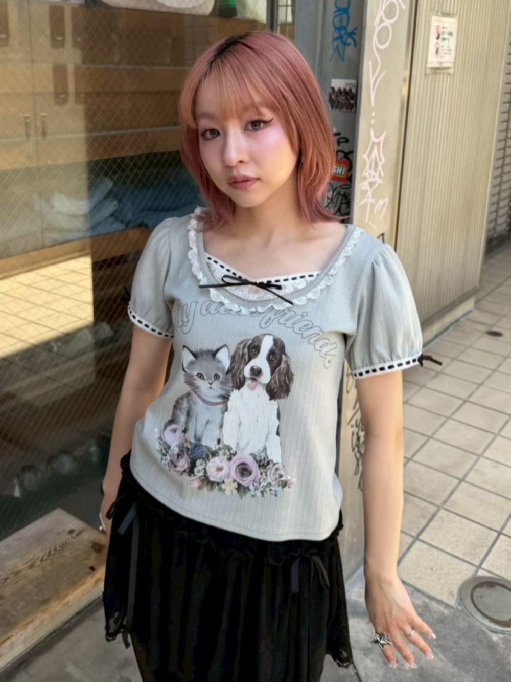 ブラック系のその他パンツ、グレー系のTシャツ/カットソーを着用したレディースの夏コーディネートの4枚目の写真