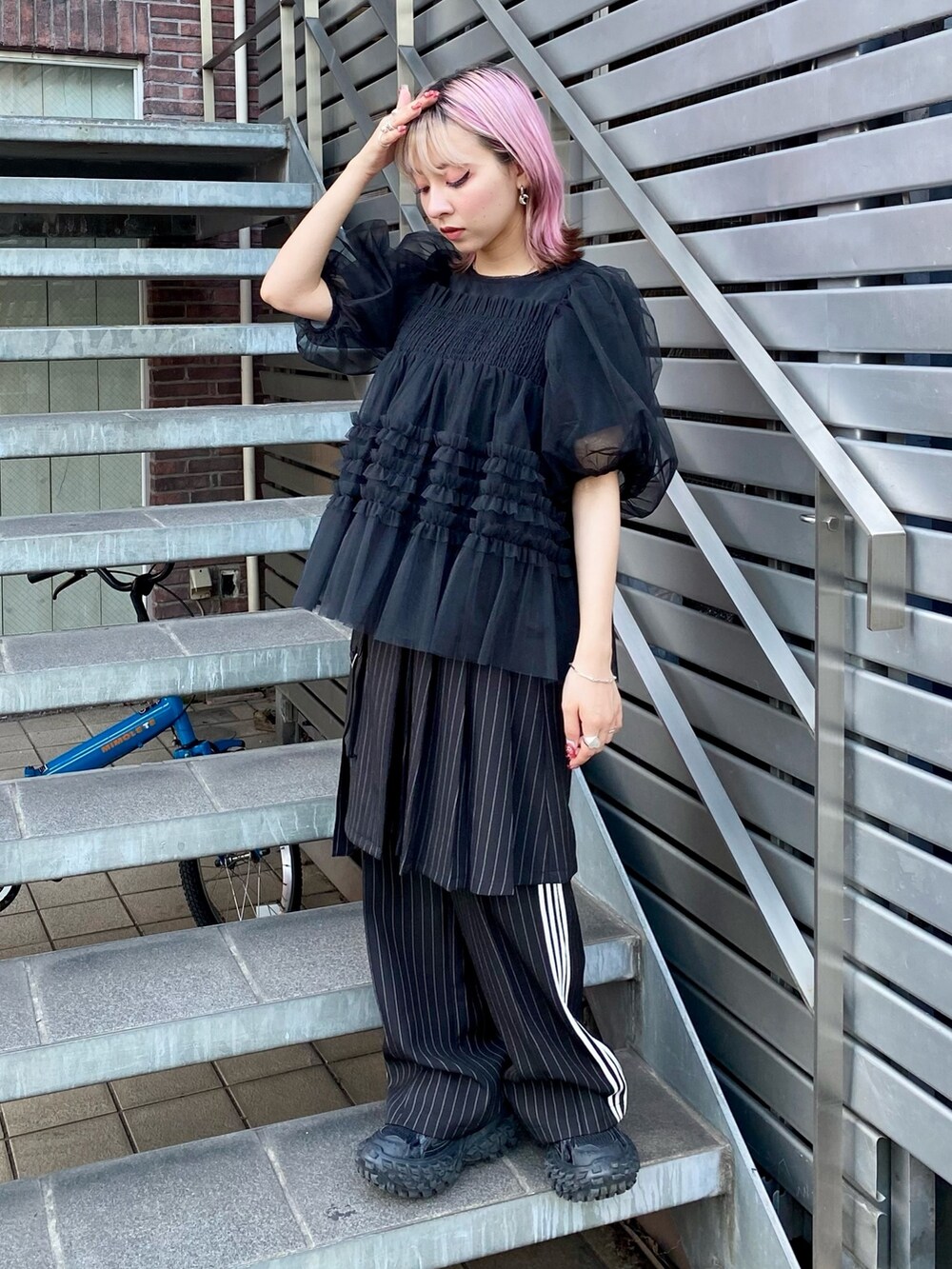 ブラック系のシャツ/ブラウス、ブラック系のその他パンツを着用したレディースの夏コーディネートの2枚目の写真