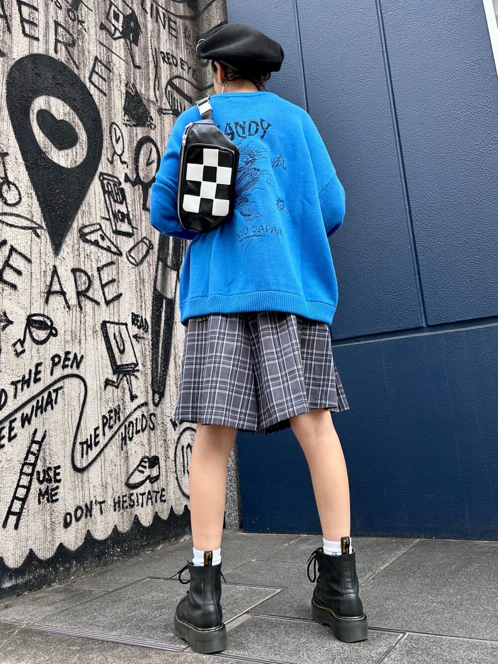 ブルー系のニット/セーター、グレー系のスカート、ブラック系のボディバッグ/ウエストポーチを着用したレディースの秋コーディネートの3枚目の写真