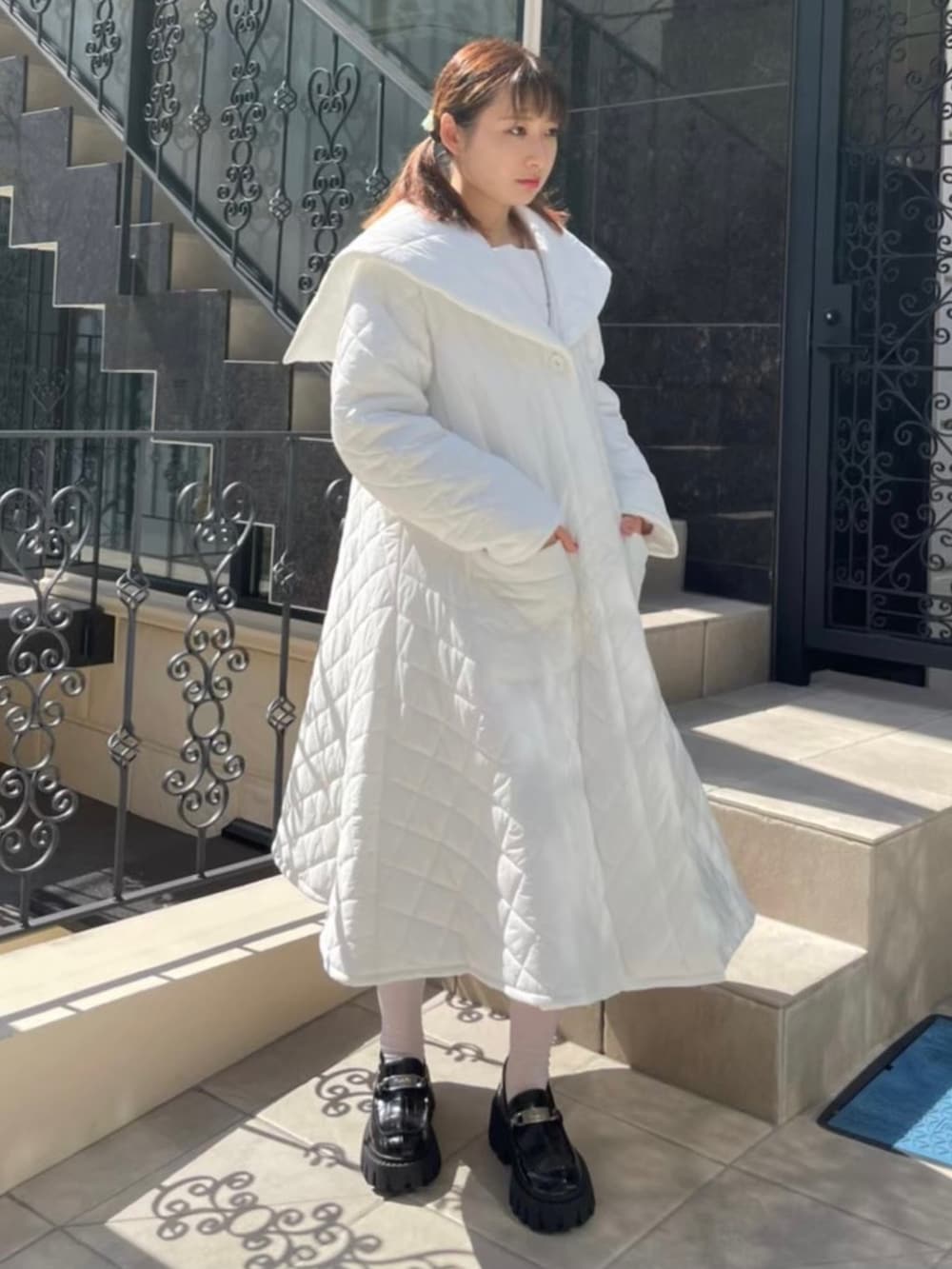 ブラック系のローファー、ホワイト系のその他アウター、ピンク系のバレッタ/ヘアクリップを着用したレディースの秋コーディネートの2枚目の写真