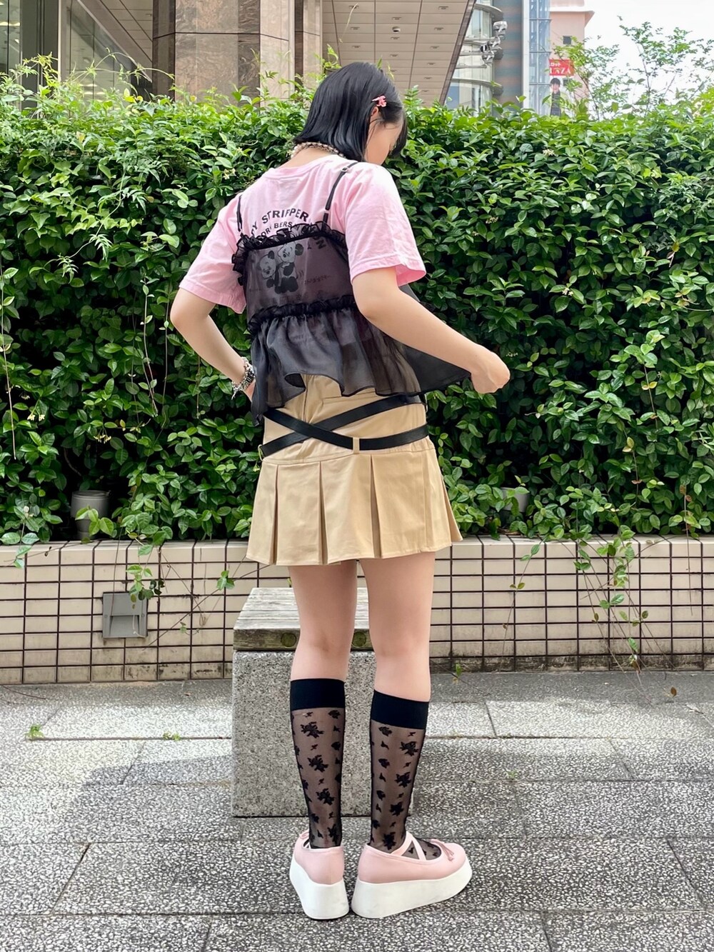 ピンク系のTシャツ/カットソー、ブラック系のキャミソール、ベージュ系のスカートを着用したレディースの春コーディネートの3枚目の写真