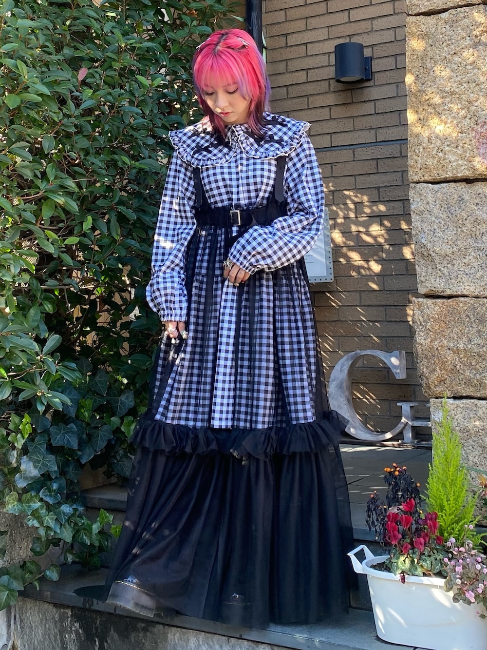 ブラック系のその他パンツ、ブラック系のスカート、ホワイト系のワンピースを着用したレディースの冬コーディネートの2枚目の写真