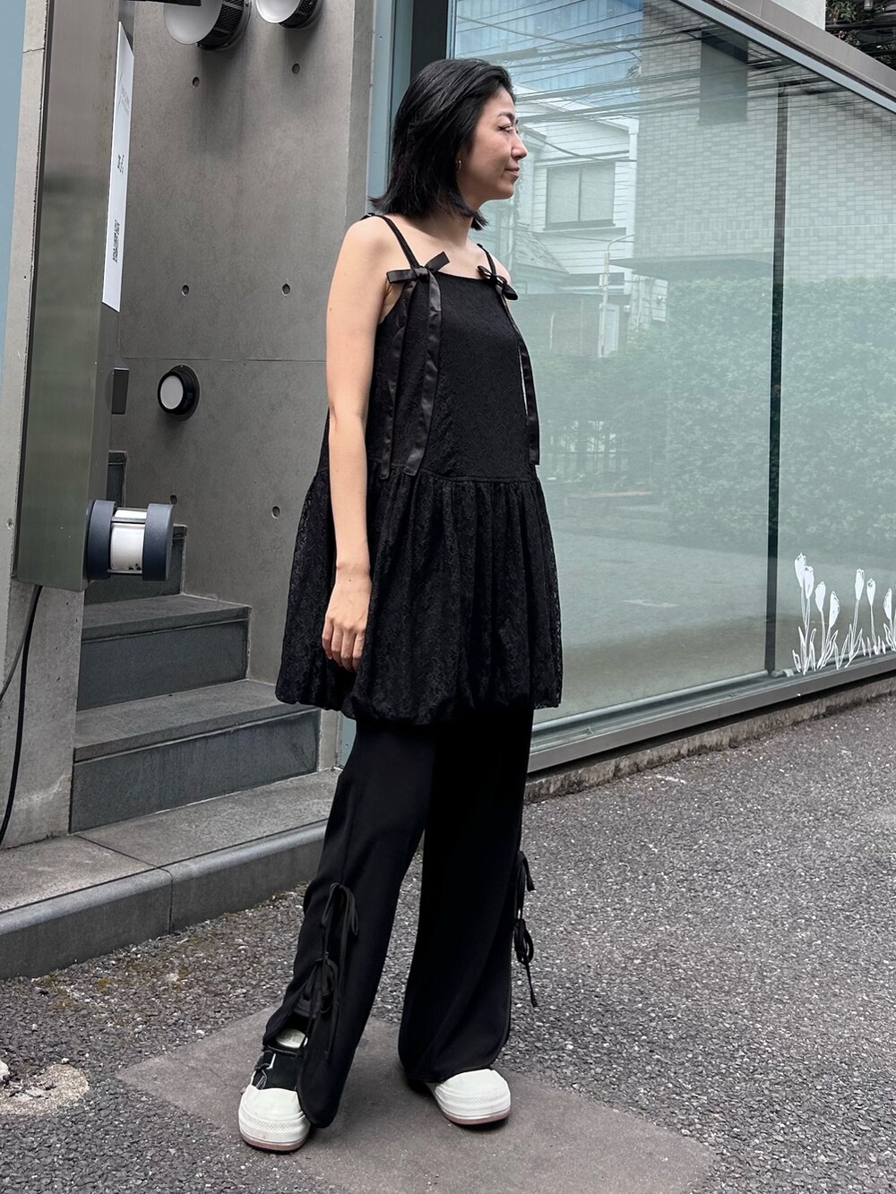 ブラック系のその他パンツ、ブラック系のワンピースを着用したレディースの夏コーディネートの5枚目の写真