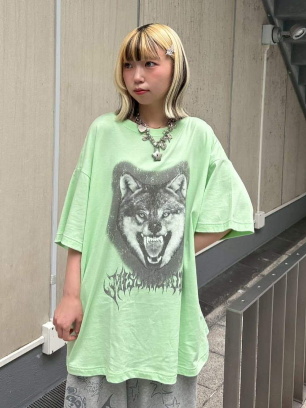 グリーン系のTシャツ/カットソー、グレー系のスウェットパンツを着用したレディースの夏コーディネートの3枚目の写真