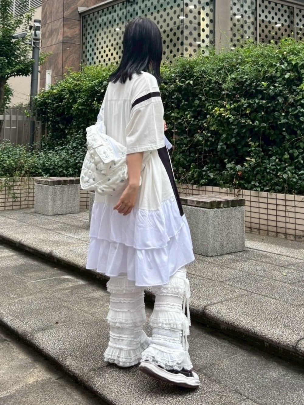 ホワイト系のワンピース、ホワイト系のその他パンツ、ホワイト系のショルダーバッグを着用したレディースの秋コーディネートの4枚目の写真