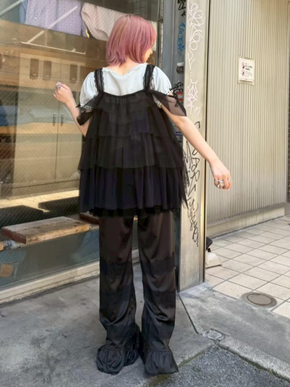 ブラック系のその他パンツ、グレー系のTシャツ/カットソー、ブラック系のその他トップスを着用したレディースの夏コーディネートの3枚目の写真