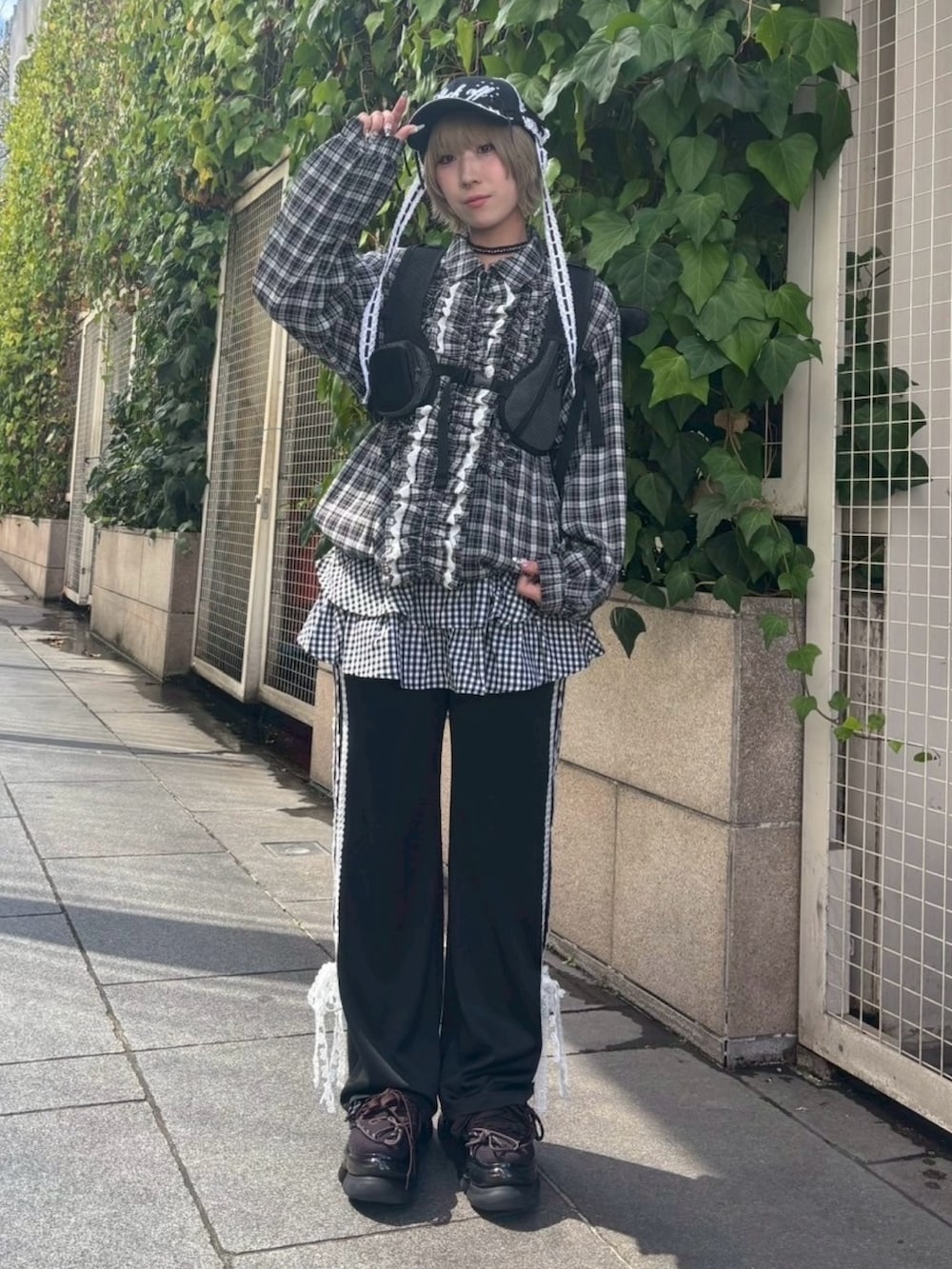 ブラック系のバックパック/リュック、ブラック系のその他パンツ、ブラック系のノーカラージャケットを着用したレディースの秋コーディネートの2枚目の写真